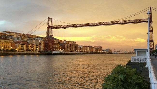 Women's Summit panorama: Portugalete hanging bridge.