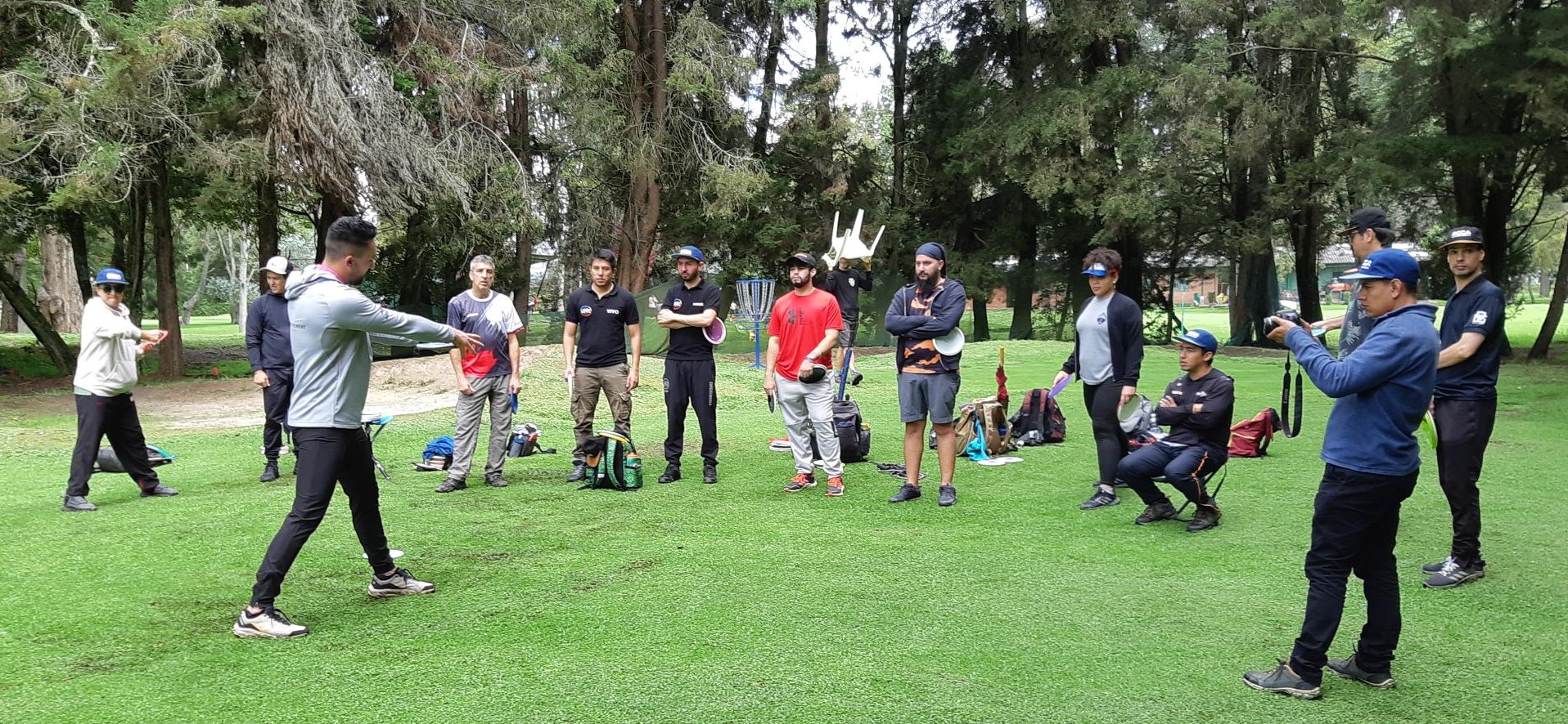 leon_demonstrates_proper_backhand_technique_credit_pdga.jpg